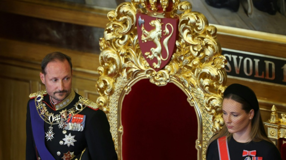  Rei Haakon VIII jura fidelidade &agrave; Constitui&ccedil;&atilde;o da Noruega sem a esposa, que se recupera de um transplante 