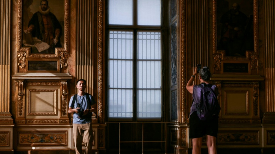  Mit Balkongitter: Von Diebstahl betroffene Apollo-Galerie im Louvre wieder ge&ouml;ffnet 