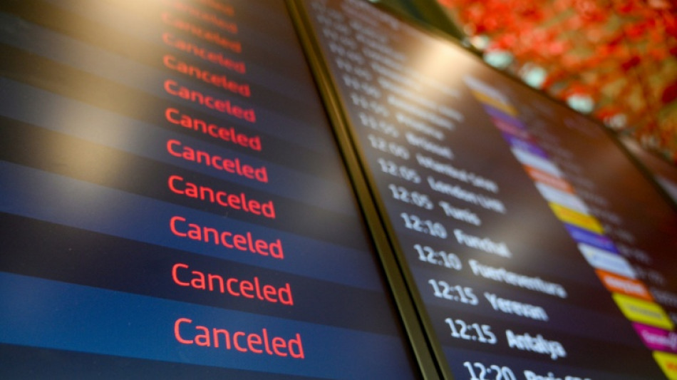  Weiter gro&szlig;e Probleme durch Eisregen - Flughafen Berlin-Brandenburg steht still 