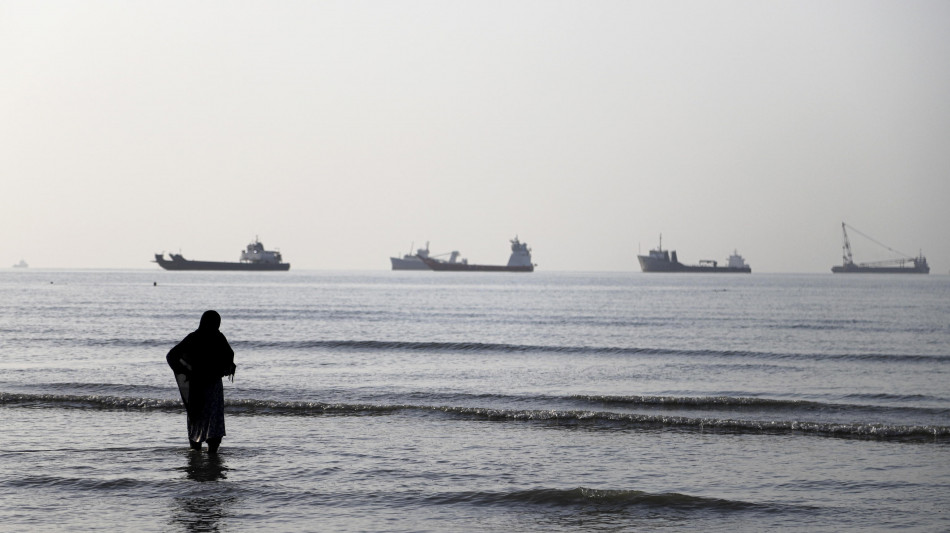 Bloomberg, 'traffico navale stretto Hormuz continua, malgrado attacco'