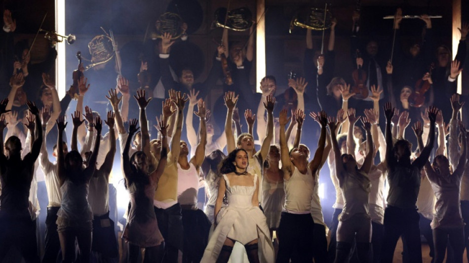  Rosal&iacute;a lanza su gira internacional de "Lux" en Francia 