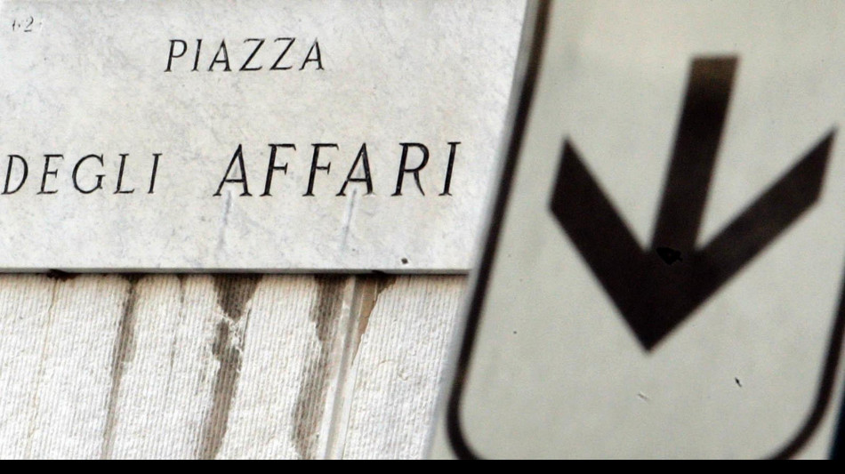 Borsa: a Milano timori per i dazi, giù Stellantis e Moncler