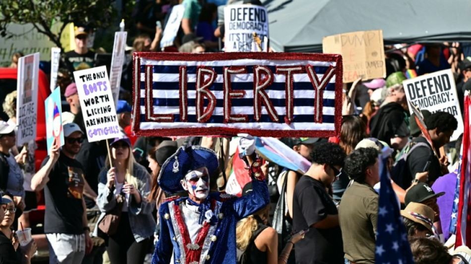  Multitudes de manifestantes protestan en todo EEUU contra Trump 