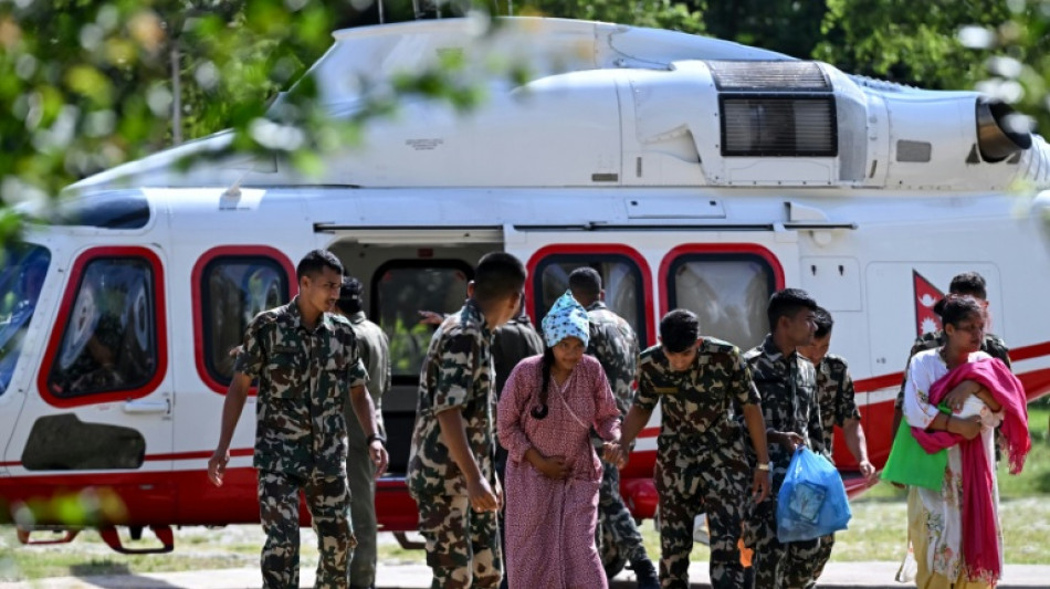  Nepal ordena que equipes de resgate procurem prote&ccedil;&atilde;o diante de risco de novas inunda&ccedil;&otilde;es 