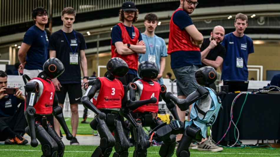  Move over, Messi! Robot footballers thrill crowds in South Korea 
