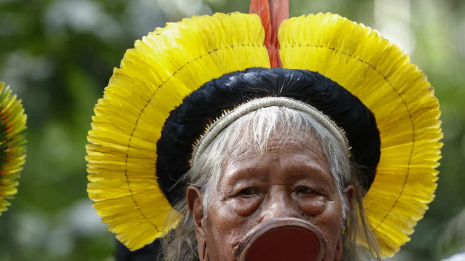 Angelina Jolie incontra il leader indigeno Raoni in Brasile