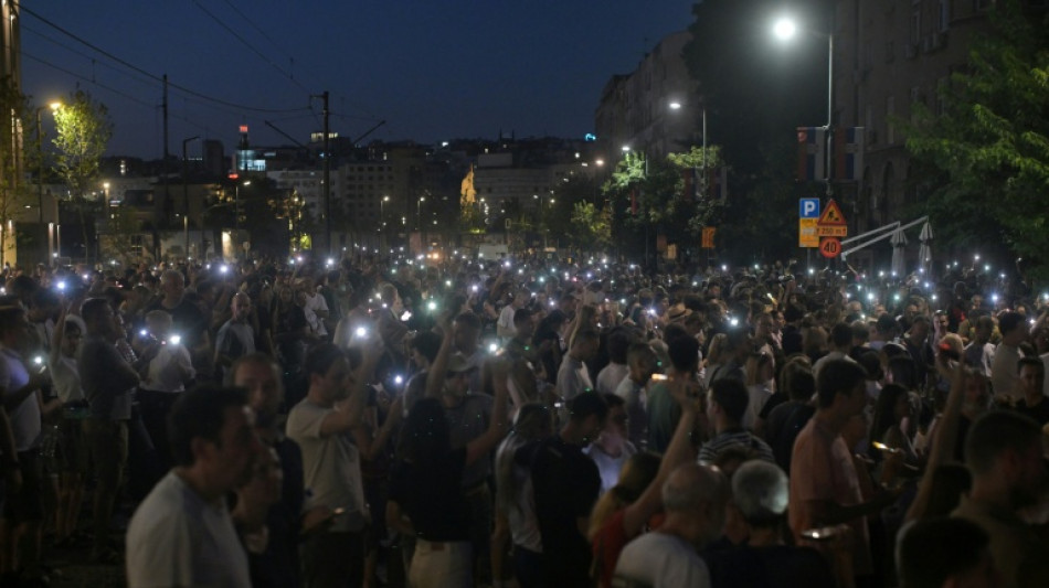 Milhares bloqueam estradas na segunda noite de protestos na S&eacute;rvia