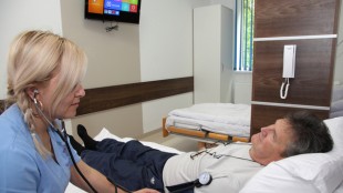 Ethicon stellt das hämostatische Versiegelungspflaster ETHIZIA™ vor, das störende Blutungen klinisch nachweislich stoppt
